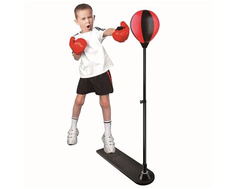 vaikas treniruojasi su pastatoma bokso kriauše