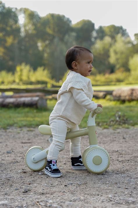 vaikinas su balansiniu dviračiu