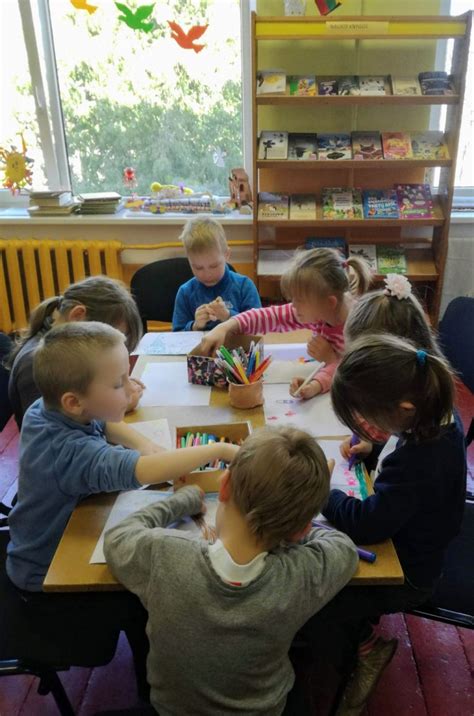 Vaiko rankose laikoma atversta knyga