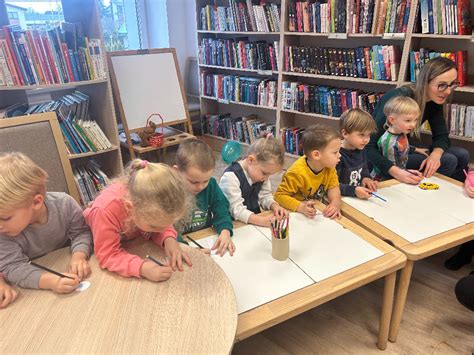 Vaizdas: Mokytojas, padedantis vaikams mokytis