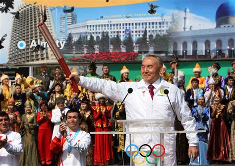 Deivas Pelzeris neša olimpinį deglą