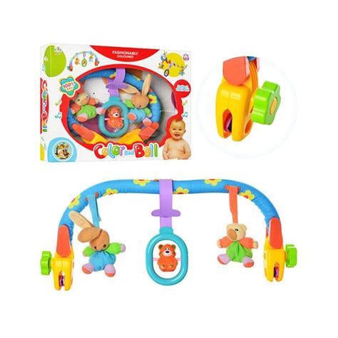 Įvairūs kūdikių žaislai pakabinami ant vežimėlio