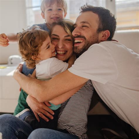 Tėvai ir vaikas laimingi kartu