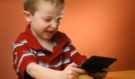 vaikas glaudžiasi prie globėjo