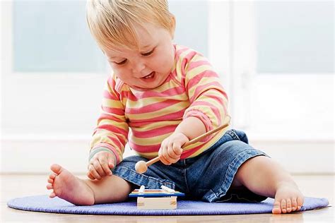 kūdikis mokosi sėdėti