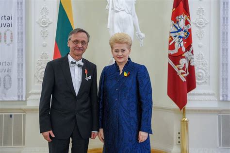 Paulius Bernardas Koncė diriguojantis orkestrui