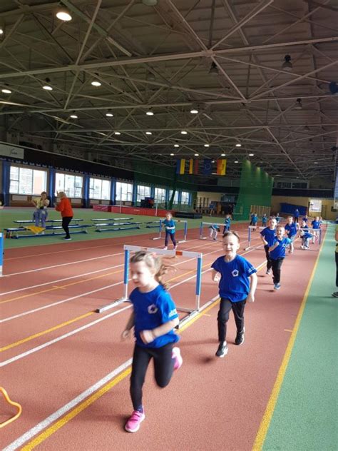 Vaikai lengvosios atletikos treniruotėje