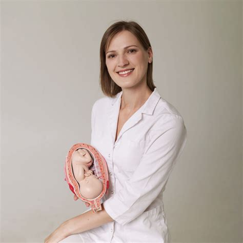 Mokslininkė Alina Liepinaitienė veda seminarą apie kūdikių masažą