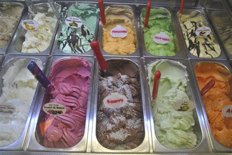 Šeima, mėgaujanti gelato ledus Italijoje