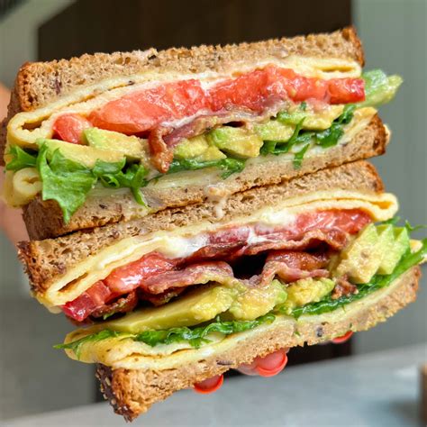 Klasikinis BLT sumuštinis su omletu ir avokadu