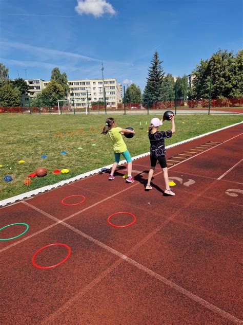 Vaizdas, iliustruojantis vaikų fizinį aktyvumą sporto aikštelėje.