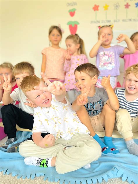 vaikas mokosi bendrauti su kitais vaikais