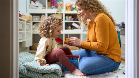 tėvai ir vaikas kalbasi ramiai