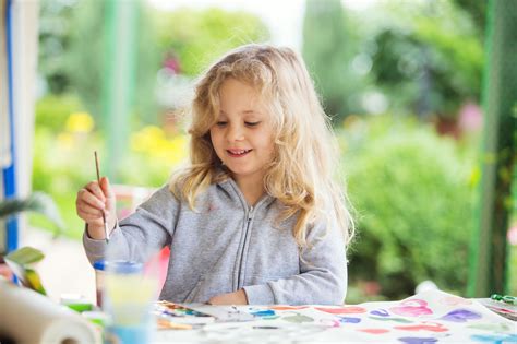 Mergaitė piešia arbūzą