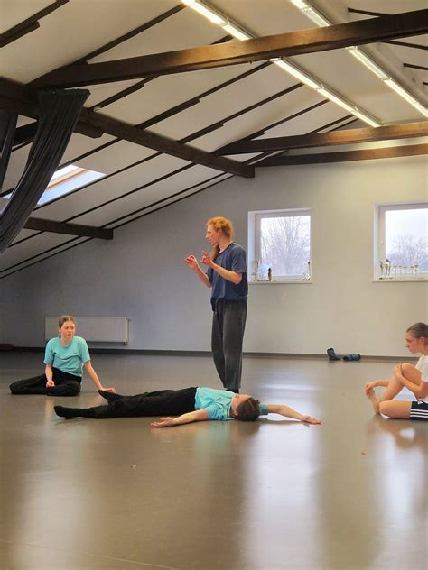 Merginos baleto pamokoje su kuodeliais