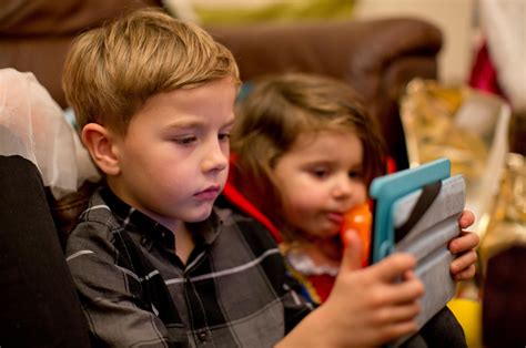 vaikas su planšete internete