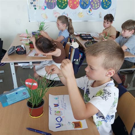 vaikas stebi augantį svogūną ant palangės