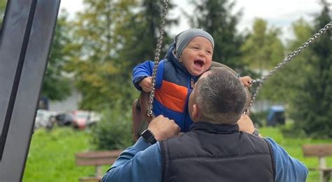tėvai padeda vaikui žengti pirmuosius žingsnius
