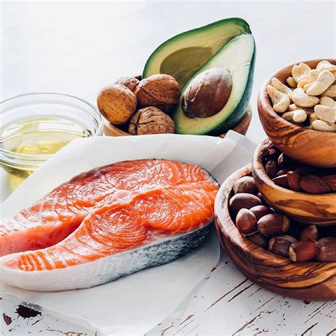 Riebi žuvis ir riešutai kaip omega-3 šaltiniai