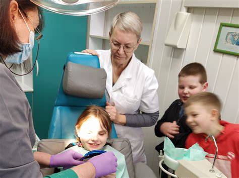 šeima su vaikais pas odontologą
