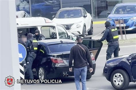 Jaunas vyras gauna šaukimą į kariuomenę