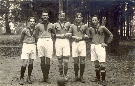 Steponas Darius (viduryje) tarp Lietuvos Sporto Lygos valdybos narių