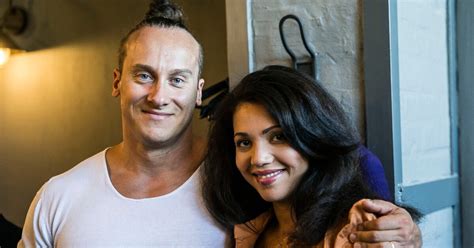 Nuotrauka, kurioje Ilka Adams ir Andrius Pauliukevičius laiko naujagimę