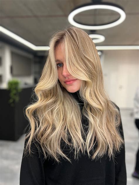 Moters ranka dažo plaukus