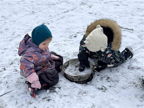 vaikai su termo rubais lauke