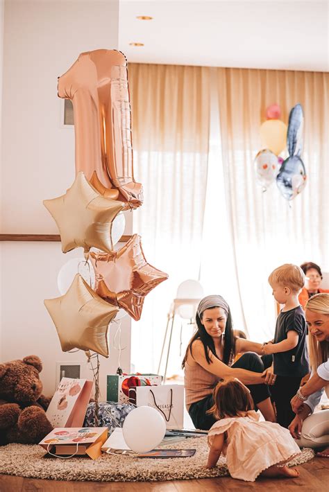 vaiko pirmojo gimtadienio šventės dekoravimas namuose