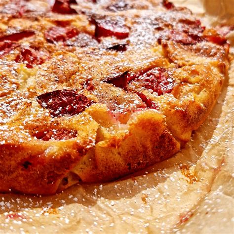 Sūrio pyragas su obuoliais ir slyvomis