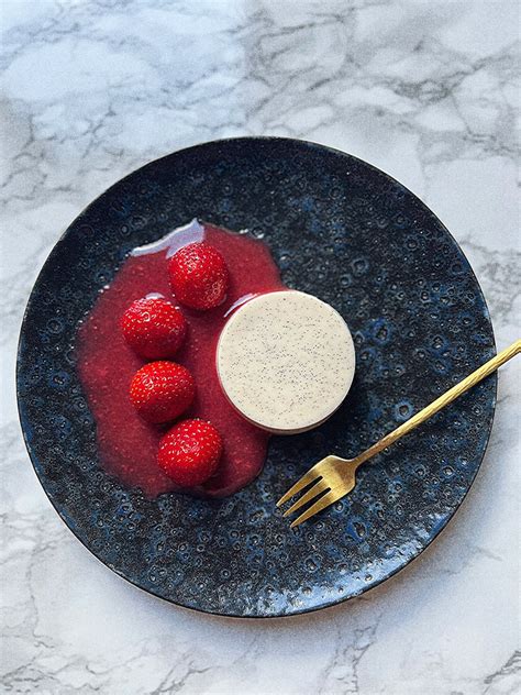 Panakota su kefyru ir uogomis