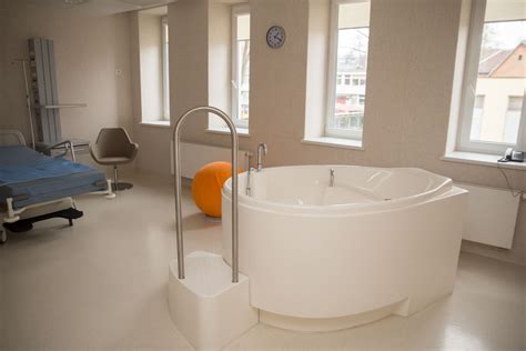 Akušerės dirba su gimdymo vonia