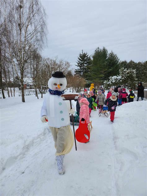 vaikas čiuožinėja pačiūžomis