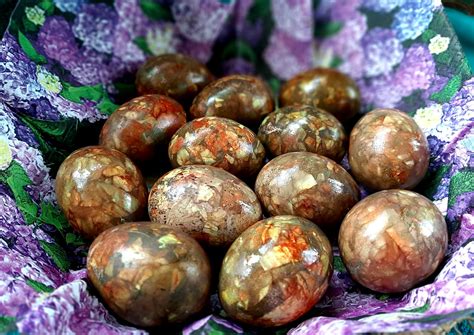 Komposto krūva su kiaušinių lukštais