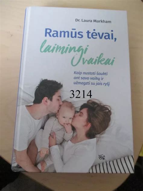 laimingi tėvai su naujagimiu