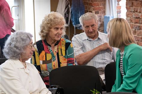 senjorai sportuoja lauke