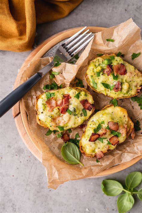 Įdarytos bulvės su kiaušiniu ir šonine