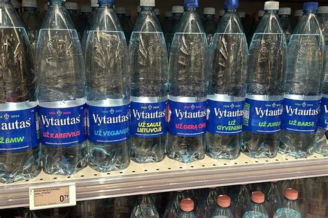 Mineralinio vandens butelis su etikete, kurioje nurodyta sudėtis