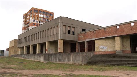 Apleisti pastatai prie Kauno marių