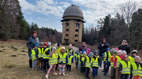 Vaikai stebi žvaigždes observatorijoje