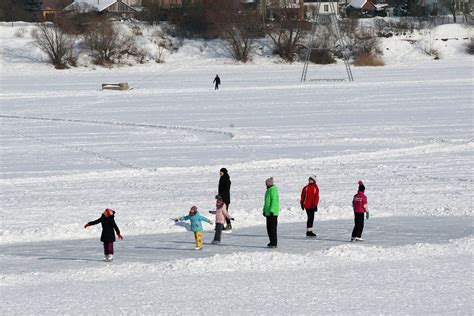 Šeima čiuožinėja ant ledo