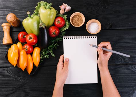 Švieži ingredientai ant virtuvės stalo