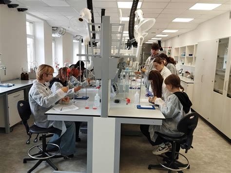 Chemijos laboratorija su įvairia įranga