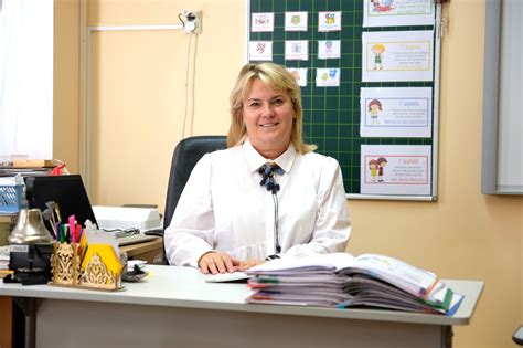 Mokyklinės aplinkos iliustracija su vaikais ir mokytojais