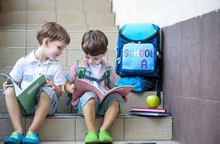 Schematinis vaizdas, kaip vaikas pereina iš darželio į mokyklą ir galimus sunkumus