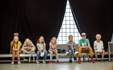 Vaikai, vaidinantys teatre