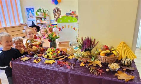 Vaikas, darantis figūrėles iš vaisių ir dantų krapštukų