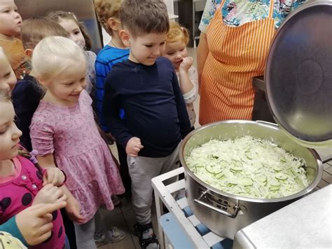 vaikai gamina maistą