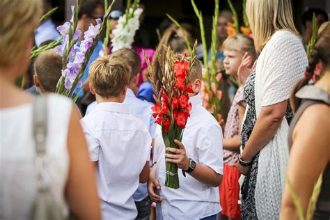 Nuotrauka, vaizduojanti du vaikus žaidžiančius kartu